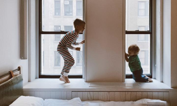 2 kids playing in windows by Jessica West from Pexels